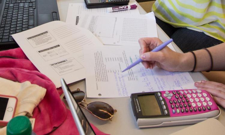 hand doing figures with calculator