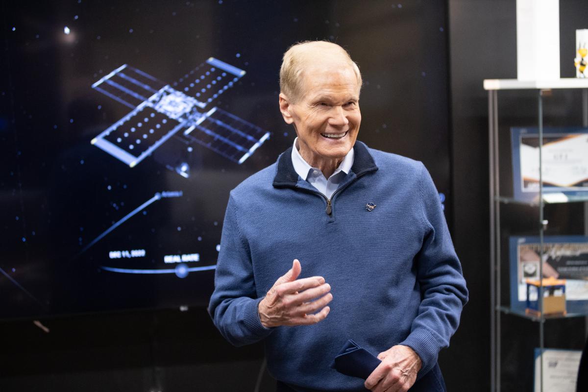 Bill Nelson and NASA guests visit the AE School's research labs